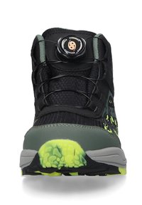 Schwarzer und grauer High-Top-Schuh mit einer strukturierten Oberseite, limettengrüner Sohle und einem kreisförmigen Verriegelungsmechanismus für die Schnürsenkel.