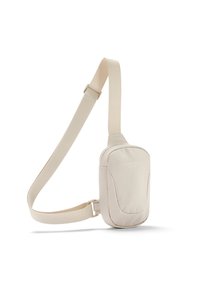Borsa a tracolla beige realizzata in tessuto liscio, dotata di un principale scomparto imbottito, tracolla regolabile e un branding discreto sulla parte anteriore.