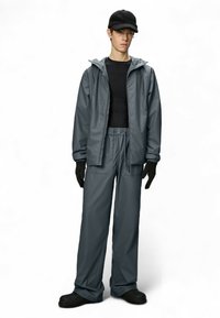 Waterdichte grijze jas met bijpassende broek, beide met een gladde textuur. De outfit heeft een capuchon, een elastische tailleband en zwarte handschoenen.