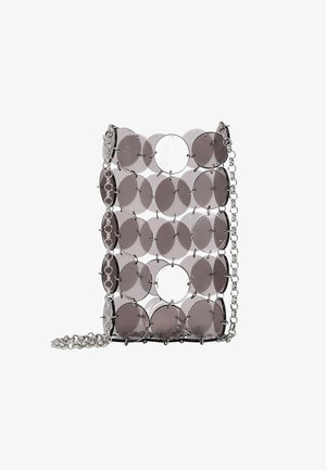 Cirkulær taske lavet af grå, gennemsigtig plast, forbundet med sølv kæder. Har en skulderrem til transport.