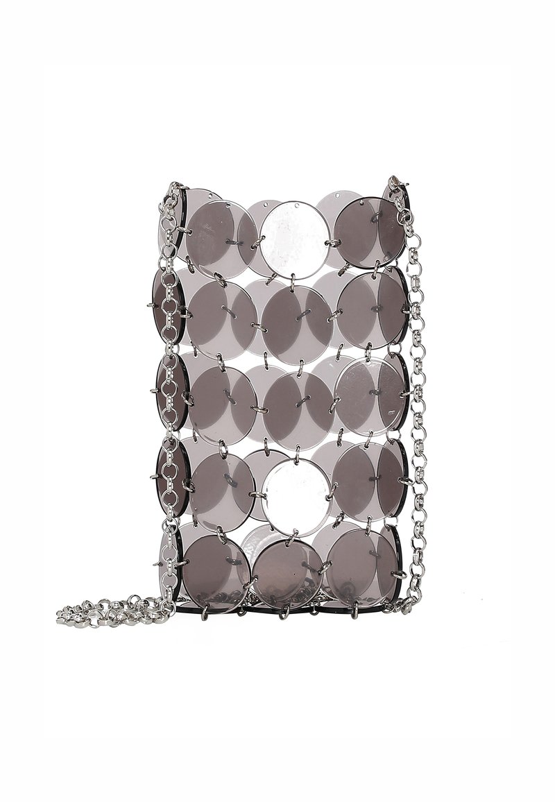 Cirkulær taske lavet af grå, gennemsigtig plast, forbundet med sølv kæder. Har en skulderrem til transport.