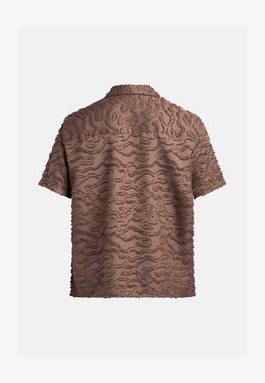 Brązowa koszula z krótkim rękawem z teksturowanym wzorem fal, wykonana z miękkiego, puszystego materiału i klasycznym wykończeniem kołnierza.