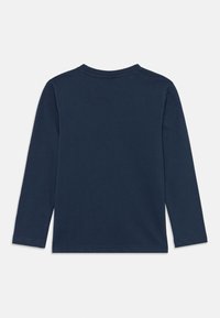 Langärmeliges, navy-blaues Baumwollhemd mit Rundhalsausschnitt. Glatte Textur, ohne Muster oder Akzente, einfaches Design. Rückansicht gezeigt.