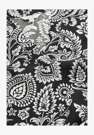 Sort stof med indviklede hvide blomster- og paisleymønstre, med V-hals og en synlig CELLEBES of Sweden mærkat i størrelse 38/40.