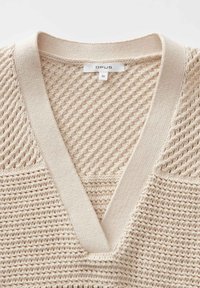 Pull beige en maille à col en V avec des motifs texturés mélangés et une étiquette blanche indiquant la marque "OPUS" et la taille 36.