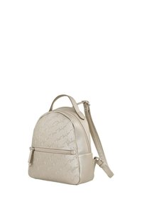 Beige Rucksack mit runder Form, ausgestattet mit einem geprägten Markenlogo. Hergestellt aus glattem Material, mit einem oberen Handgriff und einem verstellbaren Gurt.