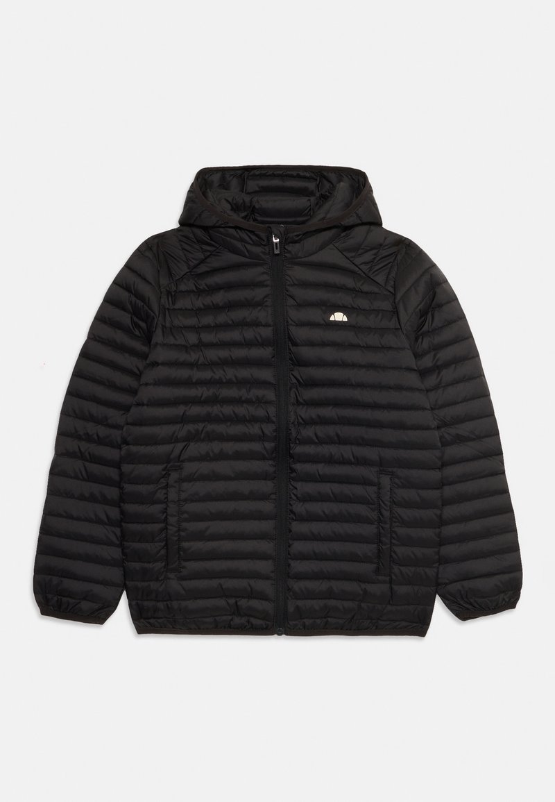 Svart quiltet pufferjakke med hette, frontlås, elastiske mansjetter, sidelommer og en liten hvit logo på venstre bryst.