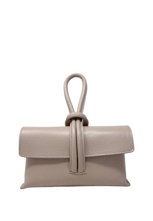 Piccola borsa a mano in pelle beige con chiusura a patta e dettaglio del manico ad anello centrale, su sfondo bianco.