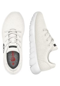 Helle graue Sportschuhe aus strukturiertem Stoff mit flachen Schnürsenkeln. Sie verfügen über eine weiße Gummisohle mit geriffelten Akzenten und Logodetails.