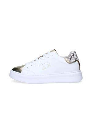 Sneakers bianchi con accenti metallici dorati sulla punta e sul tallone, caratterizzati da dettagli testurizzati e una spessa suola bianca.