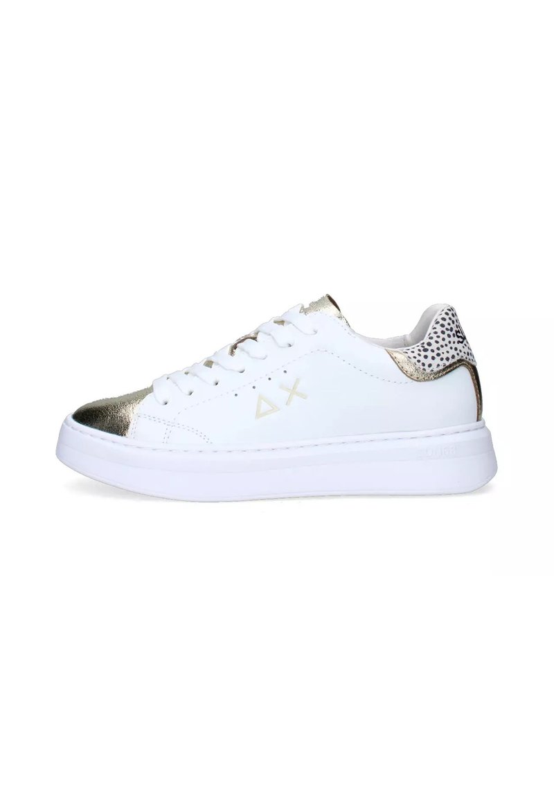 Sneakers bianchi con accenti metallici dorati sulla punta e sul tallone, caratterizzati da dettagli testurizzati e una spessa suola bianca.