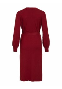 Bordowa sukienka midi z długimi bufkowymi rękawami, okrągłym dekoltem, rozcięciem po bokach i materiałowym paskiem do regulacji, wykonana z miękkiego, fakturowanego materiału.