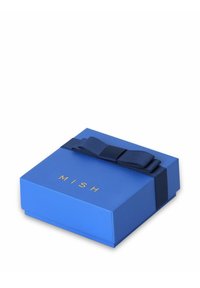 Blaues Geschenkbox mit glatter Oberfläche, einer marineblauen Schleife oben und "MISH" in goldenen Buchstaben auf dem Deckel geprägt. Quadratische Form.