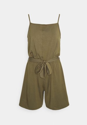 Ärmelloser olivgrüner Overall mit dünnen Trägern, einem gebundenen Taillengürtel und locker sitzenden Shorts vor weißem Hintergrund.