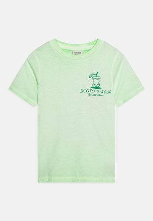Jasnozielona koszulka z krótkim rękawem z małym zielonym logo jabłkowego gniazda i tekstem "Scotch & Soda Amsterdam" po lewej stronie klatki piersiowej.