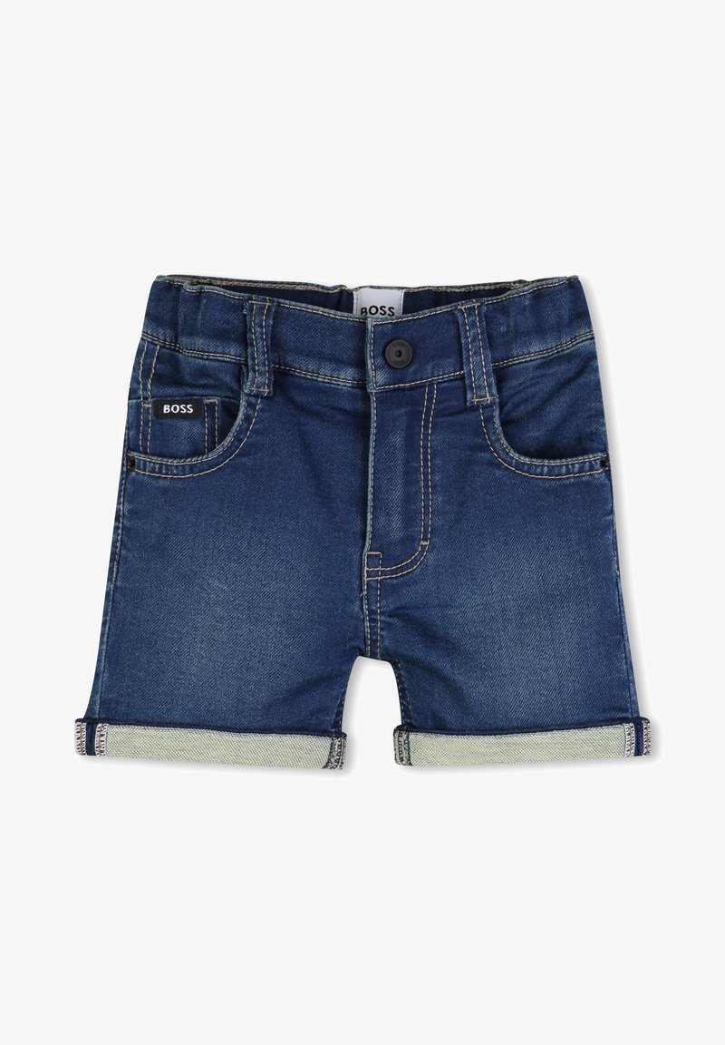 Short en jean bleu foncé avec ourlet replié. Comprend des poches avant, une étiquette de marque et une fermeture par bouton. Texture lisse et design classique.