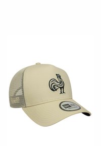 Beige Trucker-Cap mit einem Netzrücken. Verfügt über ein schwarzes, gesticktes Hahndesign. Enthält einen verstellbaren Riemen und ein New Era-Label.