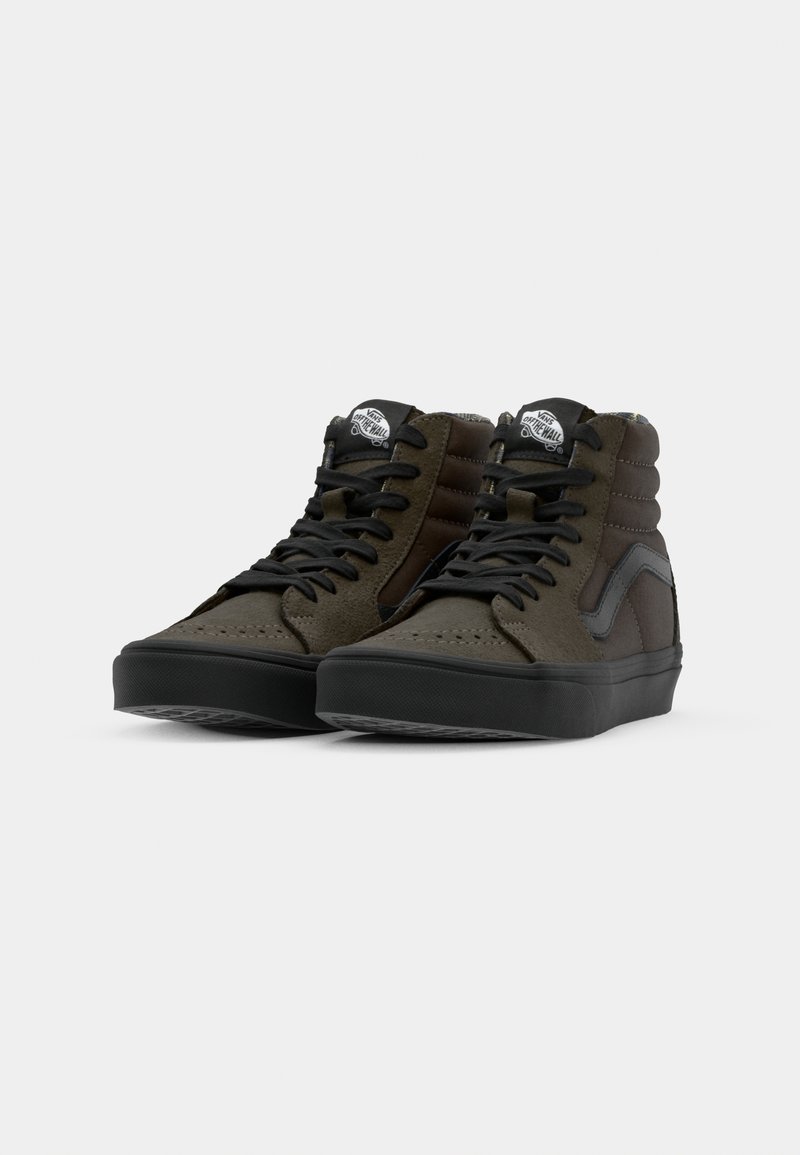 Brązowe sneakersy typu high-top z zamszowego wykończenia, czarnymi sznurówkami, wyściełanym kołnierzem, perforowanym noskiem oraz gumową podeszwą. Posiadają logo na języku.