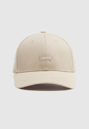 Smėlio spalvos Levi's beisbolo kepuraitė su išlenktu snapeliu ir išsiuvinėtu logotipu, centruotu ant priekinės skydelio dalies, baltame fone.