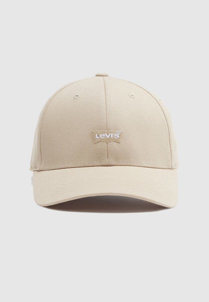 Μπεζ καπέλο μπέιζμπολ Levi's με καμπύλη ζέπε και κεντημένο λογότυπο στο κέντρο του μπροστινού πάνελ σε λευκό φόντο.