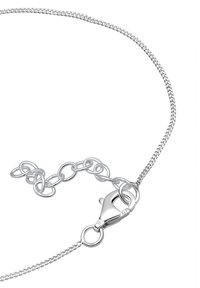 Collana a catena in argento con finitura liscia, dotata di chiusura a moschettone e un'estensione regolabile per personalizzare la misura.