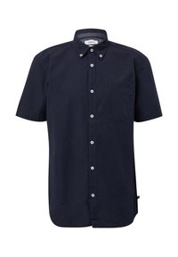 Camisa de manga corta, con botones, en algodón azul marino oscuro, que cuenta con un bolsillo en el pecho y botones blancos en la parte delantera. Diseño simple y clásico.