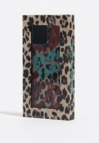 Embalaje de funda de teléfono con un diseño de estampado de leopardo, presentando un texto azul en negrita "BIMBA Y LOLA" y un patrón floral detrás de una ventana transparente.