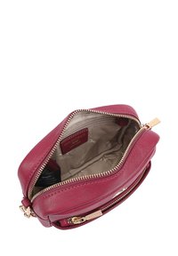 Kleine bordeauxleren tas met gouden hardware. Voorzien van een ritsopening en een gladde binnenvoering, inclusief een merklabel.