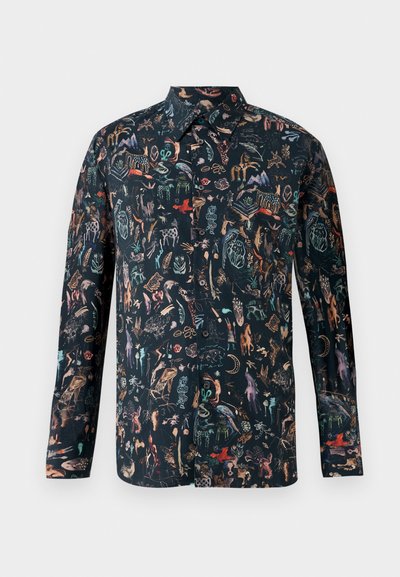 Camisa de botão com colarinho em tecido escuro, apresentando uma estampa abstrata multicolorida de animais e natureza; mangas longas, corte solto, textura suave.