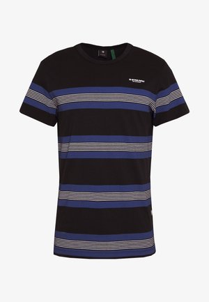 Czarny t-shirt z krótkim rękawem z poziomymi niebiesko-białymi paskami i małym białym logo "G-Star Raw" na piersi.