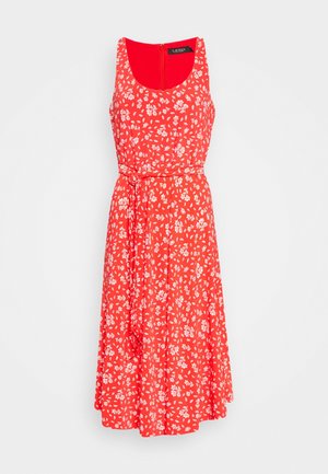 Rotes ärmelloses Midi-Kleid mit weißem Blumenmuster, rundem Ausschnitt und passendem Stoffgürtel, der in der Taille gebunden ist.