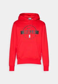 Rød hettegenser laget av mykt stoff, med en frontlomme, svart tekst som leser "BULLS," og en logo fra NBA.
