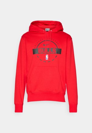 Sweatshirt à capuche rouge en tissu doux, avec une poche frontale, du texte noir indiquant "BULLS", et un logo de la NBA.