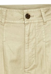 Beige Baumwollhosen mit einem Knopfverschluss, strukturiertem Bund und frontalen Taschen aus dezent strukturiertem Stoff.