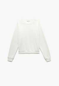 Sudadera blanca de cuello redondo con mangas raglán, puños y dobladillo de canalé, textura de tela suave y un diseño minimalista.