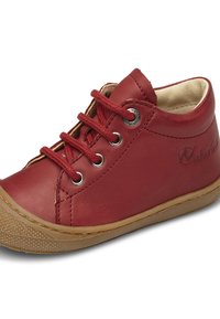 Scarpa da caviglia rossa in pelle con punta rotonda, suola in gomma testurizzata e lacci piatti. Presenta occhielli in metallo e logo del marchio impresso sul lato.
