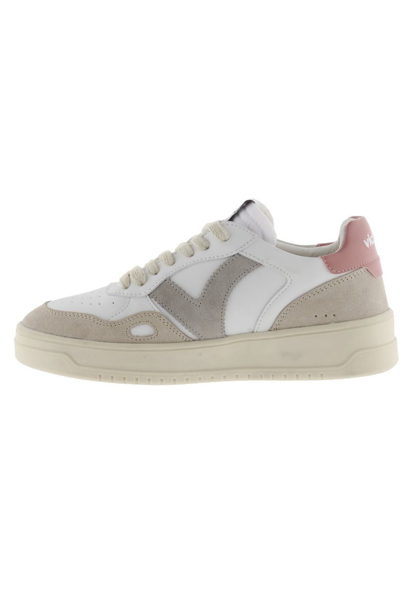 Zapatillas de piel blanca con acentos de ante gris, punta redonda y suela beige. Presenta un tirador en el talón de color rosa y cordones texturizados. Diseño simple y deportivo.