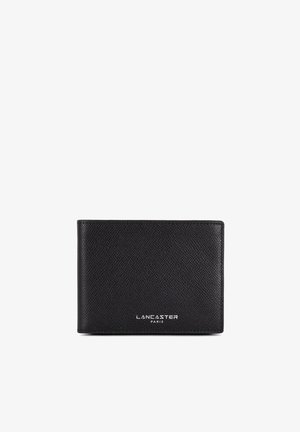 Zwart leren portemonnee met een gestructureerde afwerking, featuring een zilveren "LANCASTER PARIS" logo aan de onderkant. Compakt, rechthoekige vorm.