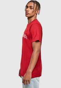 Mister Tee LOS ANGELES WORDING TEE - Marškinėliai su spaudiniu - burgundy