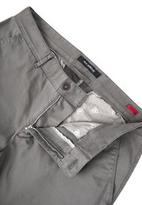 Graue Baumwollhosen mit Reißverschluss, Knopfverschluss und innen gemustertem Futter. Mit Gürtelschlaufen und einem Markenetikett.