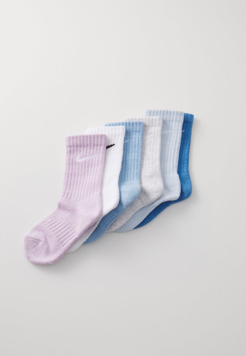 Pacote com seis pares de meias com textura canelada, nas cores lavanda, branca, azul claro, cinza e azul escuro, com um logotipo da Nike em algumas.