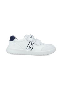 Zapatilla blanca con detalles en azul marino, material sintético, punta redondeada, dos correas de velcro y un logo en negro en el lateral. Suela de goma gruesa.