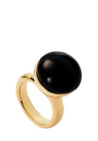 Bague en or avec une pierre noire lisse et ronde. Le jonc est épais et poli, avec une légère courbure autour de la pierre pour un ajustement sécurisé.