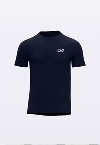 Tumši zils īsām piedurknēm T-krekls no gludas auduma ar nelielu baltu "EA7" logotipu krūšu rajonā. Vienkāršs dizains ar apaļu apkakli.