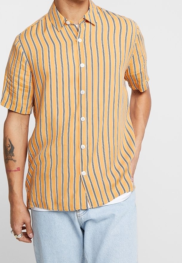Camicia a maniche corte con bottoni di colore giallo senape e strisce verticali blu. Realizzata in tessuto leggero, con bottoni bianchi e colletto classico.