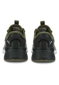 Baskets de sport noires et vert olive avec un matériau texturé, un col rembourré et une semelle blanche contrastante, arborant un logo au dos.