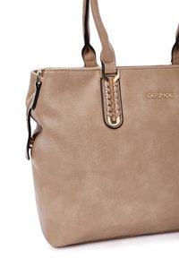 Borsa a tracolla beige in materiale sintetico con doppio manico, accessori in oro e dettagli cuciti sulla parte anteriore. Presenta una superficie liscia e una forma strutturata.