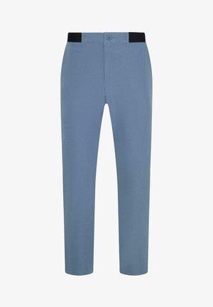 Pantaloni albaștri dintr-un material neted și elastic. Au un brâu negru, închidere cu buton și picioare conice.