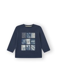 Camisa de manga larga azul marino con un diseño de cuadrícula de gráficos, que incluye texto y paisajes urbanos, en azul claro y blanco. Material de algodón suave.
