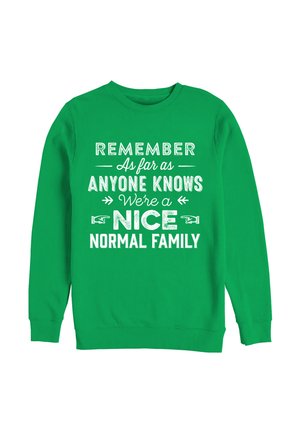 Grøn sweatshirt lavet af blødt stof med hvid tekst: "Husk, så vidt nogen ved, er vi en FINT NORMAL FAMILIE." Enkel design.